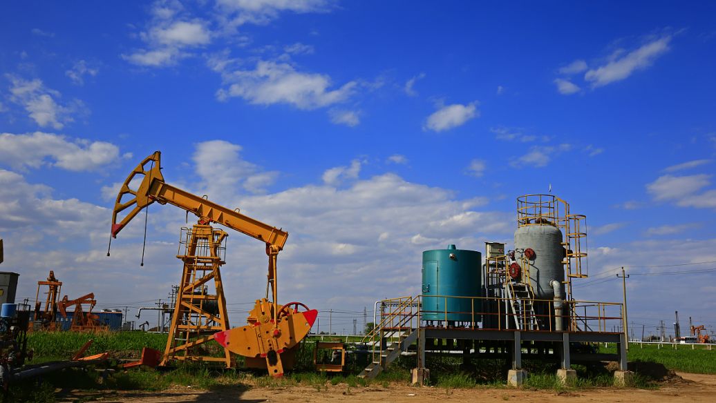 油田助排劑起泡沫，看來(lái)少不了油田助排劑消泡劑了！